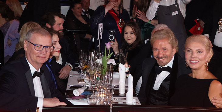 Günther Jauch, Thomas Gottschalk mit Frau Karina bei der Ordenverleihung am 08.02.2025 im Deutschen Theater (©Foto: Martin Schmitz)